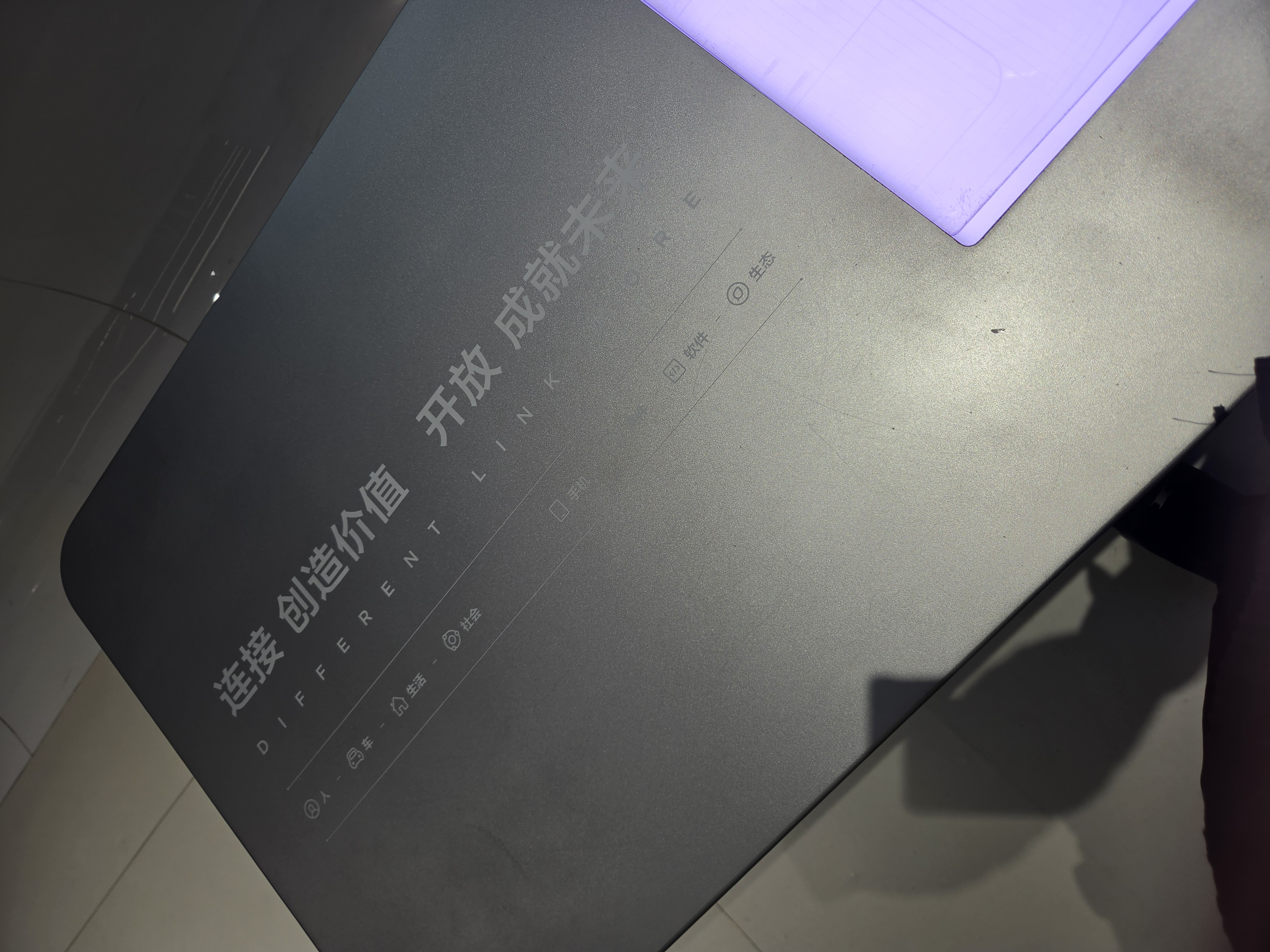 人・車・生活・社会と、スマートフォン・ハードウェア・ソフトウェア・エコシステムの関係を示す展示